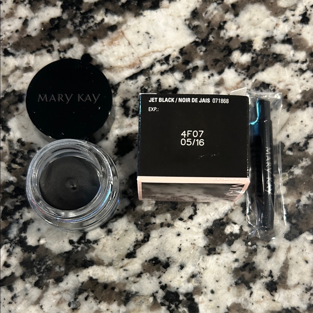 Mary Kay Gel Eyeliner with Brush applicator - Black (New) - Picture 2 of 3